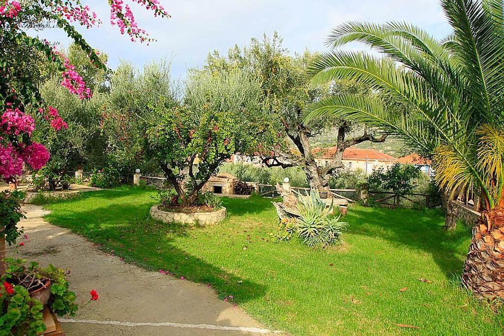 Yannis' Village Keri Rum bild