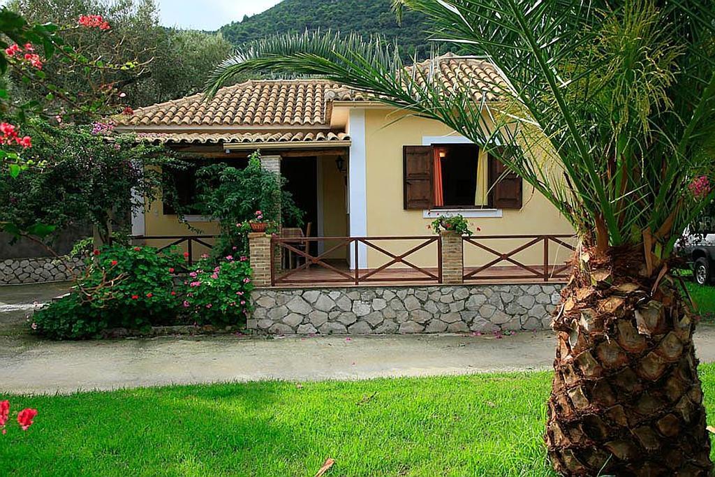 Yannis' Village Keri Rum bild